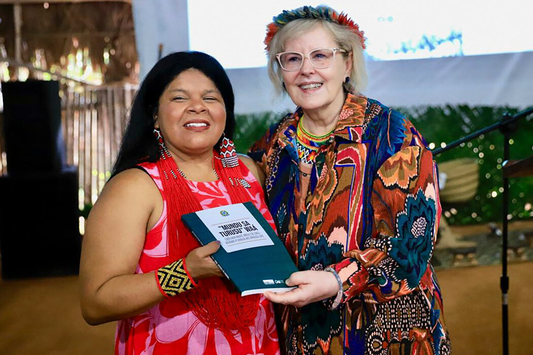 巴西原住民事务部部长索尼娅·瓜亚哈拉（左）和巴西最高法院院长罗莎·韦伯拿着巴西宪法的首部原住民语言译 ...