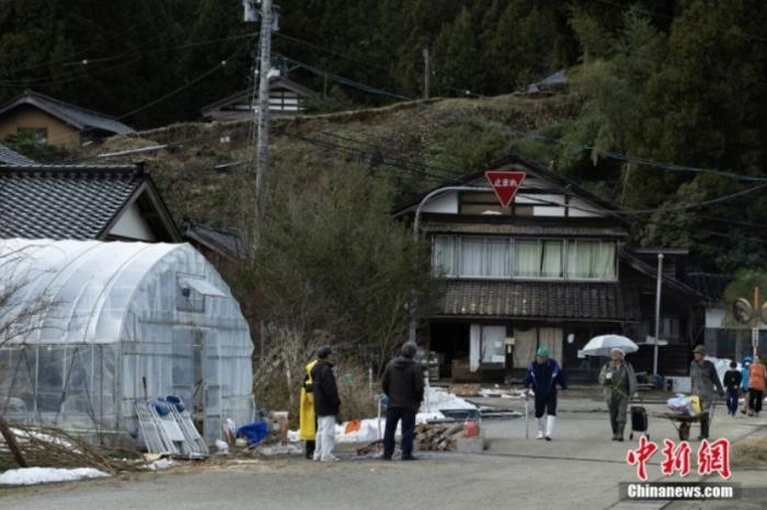 日本石川县轮岛市，当地居民抵达改建为疏散中心的温室帐篷内避难